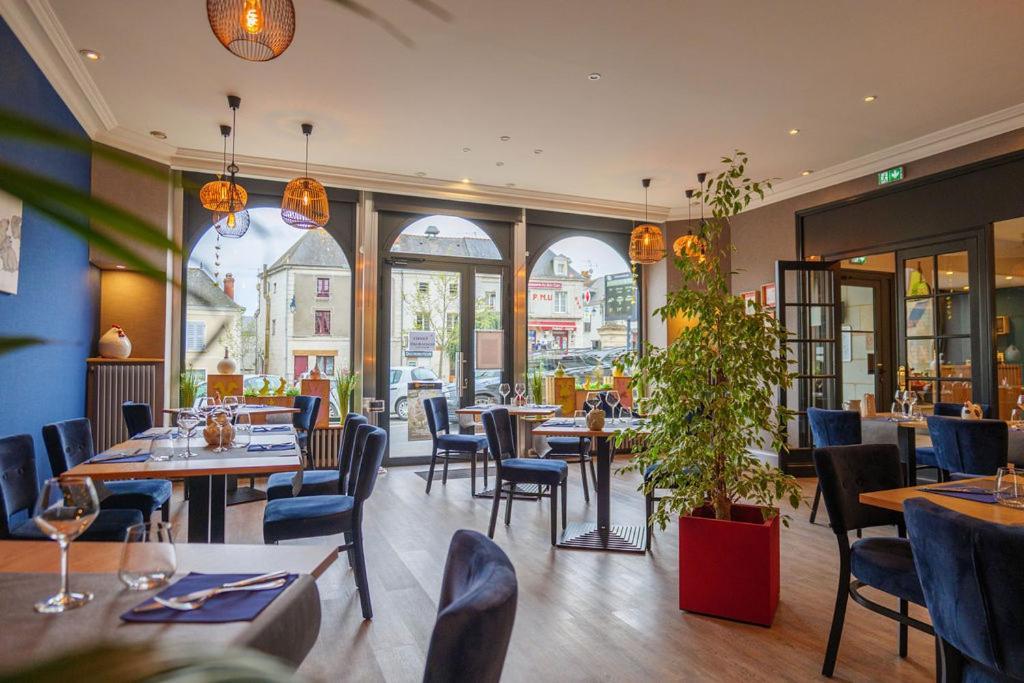 Logis Loire Hotel - Les Cocottes Restaurant Les Rosiers Buitenkant foto