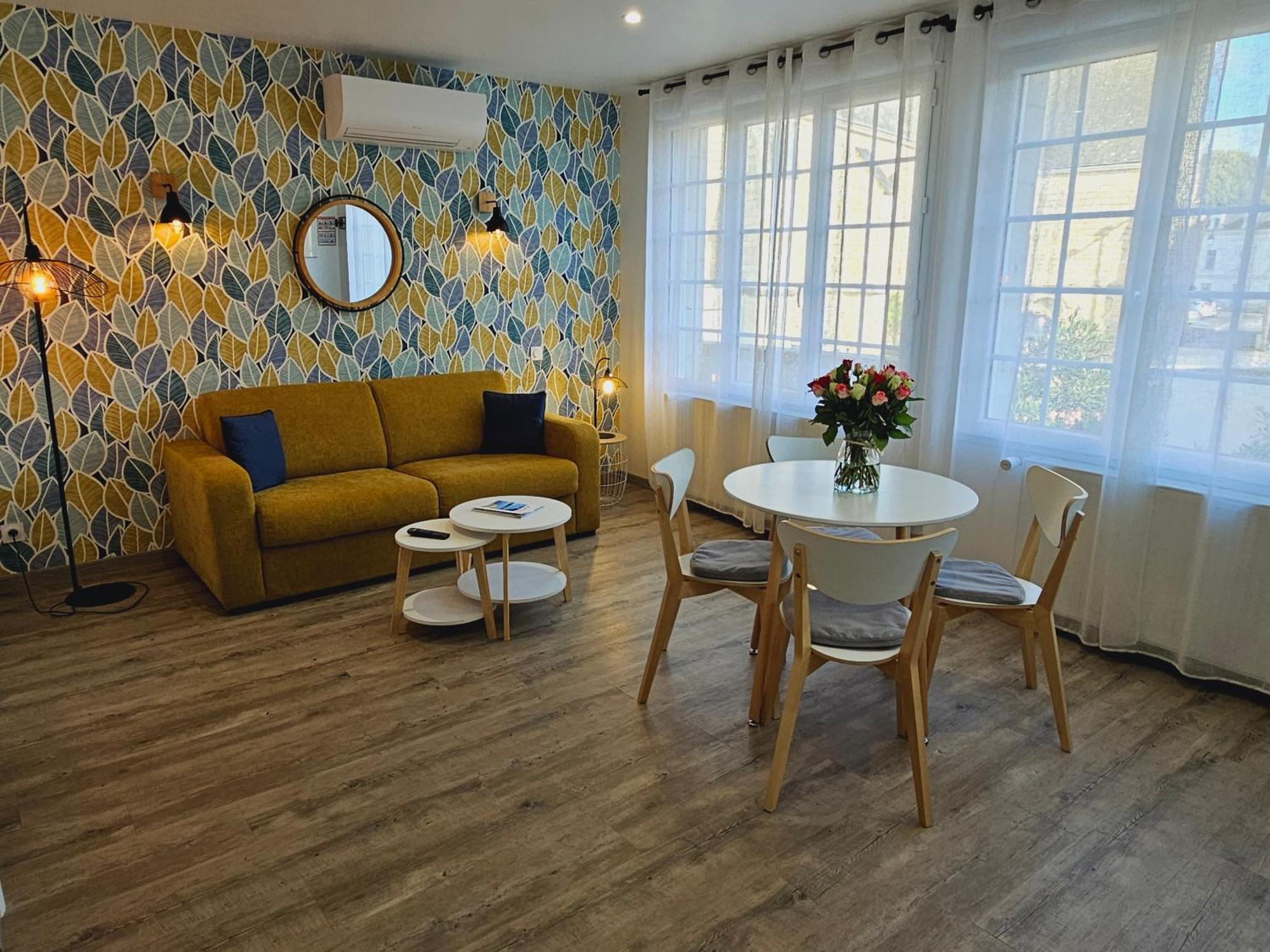 Logis Loire Hotel - Les Cocottes Restaurant Les Rosiers Buitenkant foto
